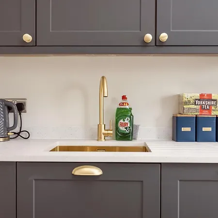 Ultra-modern Luxury 1br In Ls1 Free Secure Parking! *