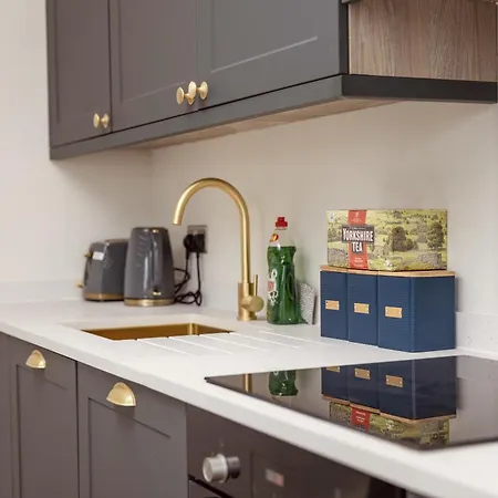 Ultra-modern Luxury 1br In Ls1 Free Secure Parking! * Λιντς