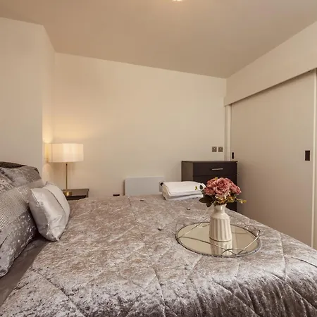 Ultra-modern Luxury 1br In Ls1 Free Secure Parking!