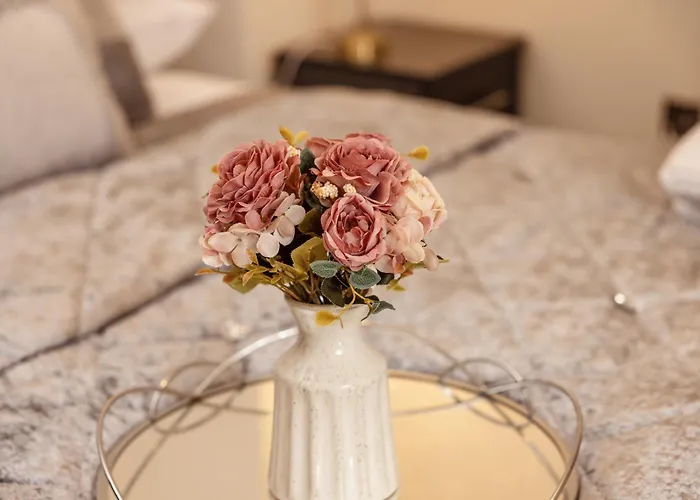 Ultra-modern Luxury 1br In Ls1 Free Secure Parking!