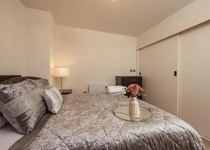 Ultra-modern Luxury 1br In Ls1 Free Secure Parking!